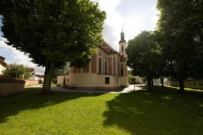 Ein Garten an der Unterkunft Ferienhaus am Grünen Bug