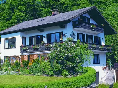 Ein Garten an der Unterkunft Ferienwohnung Genzinger