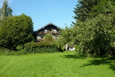 Ein Garten an der Unterkunft Elbrächter