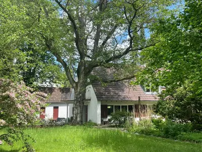 Ein Garten an der Unterkunft Landhaus in Dießen am Ammersee
