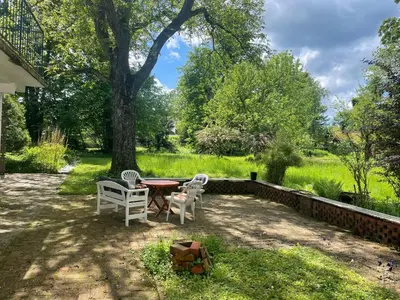 Ein Garten an der Unterkunft Landhaus in Dießen am Ammersee