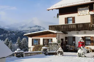 Pfeiffer Alm mit Blick auf die Zugspitze im Winter