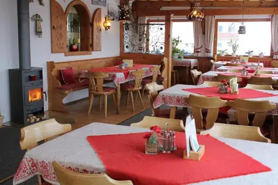 Ein Restaurant oder anderes Speiselokal in der Unterkunft Pfeiffer Alm mit Blick auf die Zugspitze