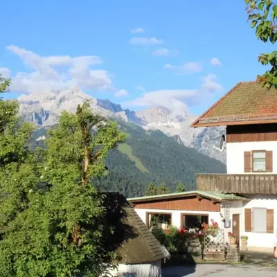 Pfeiffer Alm mit Blick auf die Zugspitze