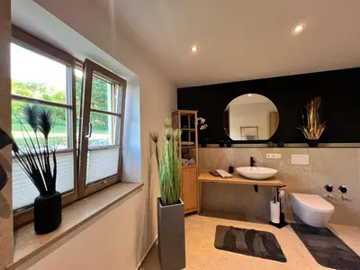 Ein Badezimmer in der Unterkunft Stay Nice Apartments Dorfen Nähe München Jacuzzi Grillkota 75 Zoll TV