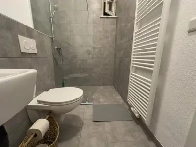 Ein Badezimmer in der Unterkunft Moderne Wohnung im Zentrum der Altstadt - Altbau Flair, WLAN