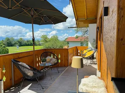 Ein Balkon oder eine Terrasse in der Unterkunft CHALET AM SEE - Seeblick Bergblick modern charmant NEU