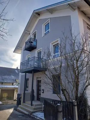 Das Gebäude in dem sich das Privatzimmer befindet