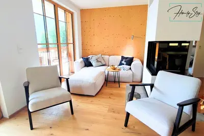 Ein Sitzbereich in der Unterkunft Homely Stay AlpenPanorama-Chalet mit eigener Sauna, Kamin und Bergblick