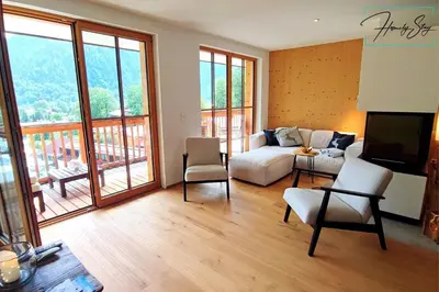 Ein Sitzbereich in der Unterkunft Homely Stay AlpenPanorama-Chalet mit eigener Sauna, Kamin und Bergblick