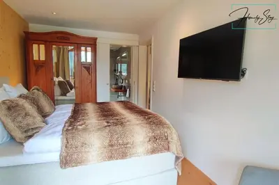 TV/Unterhaltungsangebot in der Unterkunft Homely Stay AlpenPanorama-Chalet mit eigener Sauna, Kamin und Bergblick