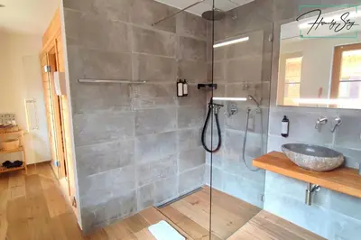 Ein Badezimmer in der Unterkunft Homely Stay AlpenPanorama-Chalet mit eigener Sauna, Kamin und Bergblick