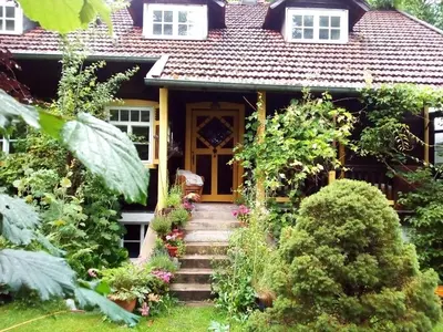 Ein Garten an der Unterkunft Ferienwohnung am Walnussbaum