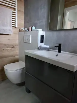 Ein Badezimmer in der Unterkunft Stilvolle zwei Etagenwohnung, Parkplatz