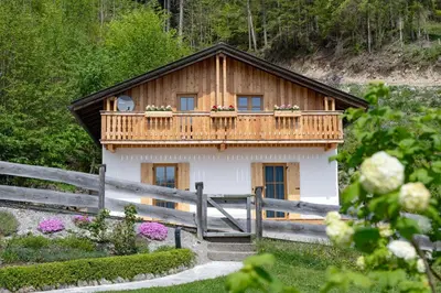 Das Gebäude in dem sich das Ferienhaus befindet