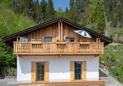 Das Gebäude in dem sich das Ferienhaus befindet