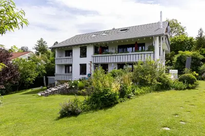 Ein Garten an der Unterkunft Seefelder Berge und Seen Appartements