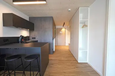 Küche/Küchenzeile in der Unterkunft Timber One Boardinghouse Dorfen