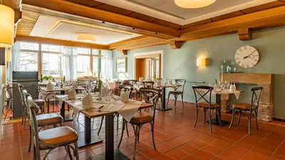 Ein Restaurant oder anderes Speiselokal in der Unterkunft Hotel Restaurant Hafenwirt