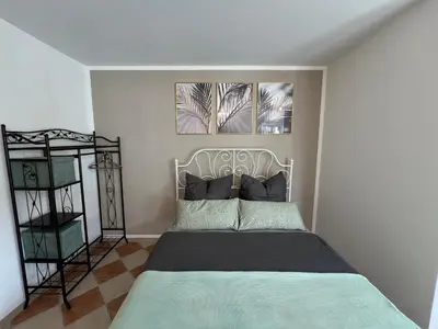 Ein Bett oder Betten in einem Zimmer der Unterkunft Palmen Apartment direkt in Bad Aibling