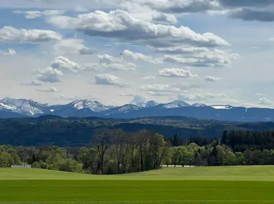Ein allgemeiner Bergblick oder ein Berglick von der Ferienwohnung aus