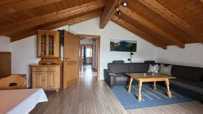 Ein Sitzbereich in der Unterkunft Ferienwohnung Alpina 1