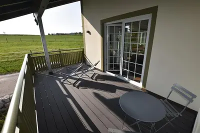 Ein Balkon oder eine Terrasse in der Unterkunft Schickes Apartment in Landhausvilla am Chiemsee