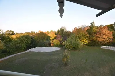 Ein Garten an der Unterkunft Schickes Apartment in Landhausvilla am Chiemsee