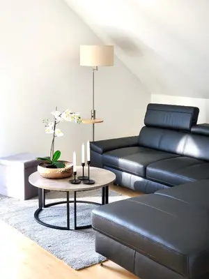 Ein Sitzbereich in der Unterkunft Apartment Chalet am Schloss Kaltenberg nahe Ammersee