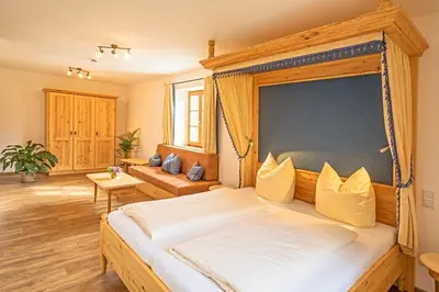 Ein Bett oder Betten in einem Zimmer der Unterkunft Thaurerhof Urlaub auf dem Bauernhof