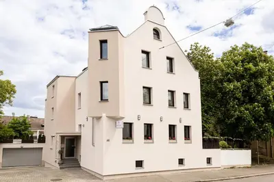 Das Gebäude in dem sich die Pension befindet
