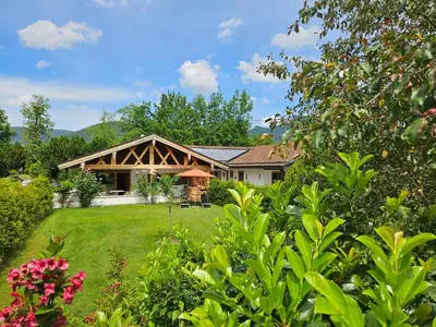 Ein Garten an der Unterkunft Ferienhaus am Tegernsee, Ferienhaus Gottschlicht