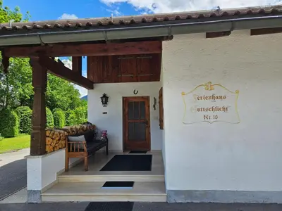 Das Gebäude in dem sich das Ferienhaus befindet