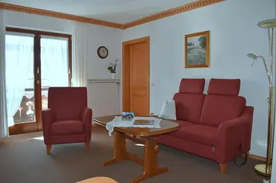 Ein Sitzbereich in der Unterkunft Gästehaus Bergfrieden, Ferienwohnung Susanne