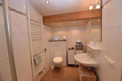 Ein Badezimmer in der Unterkunft Gästehaus Bergfrieden, Ferienwohnung Eva