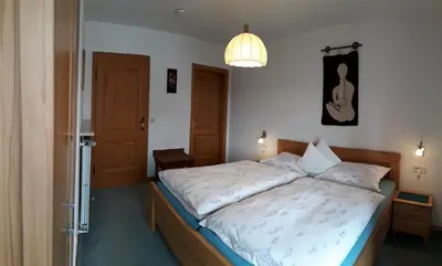 Ein Bett oder Betten in einem Zimmer der Unterkunft Gästehaus Bergfrieden, Ferienwohnung Andrea