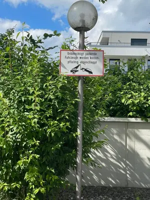 Ein Zertifikat, Auszeichnung, Logo oder anderes Dokument, das in der Unterkunft Sonniges City-Apartment mit Südbalkon und Parklatz ausgestellt ist