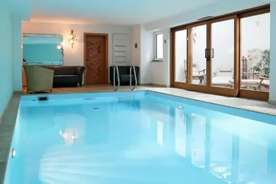 Der Swimmingpool an oder in der Nähe von Unique Luxury Villa 22 min to Munich 290m2 Pool Sauna