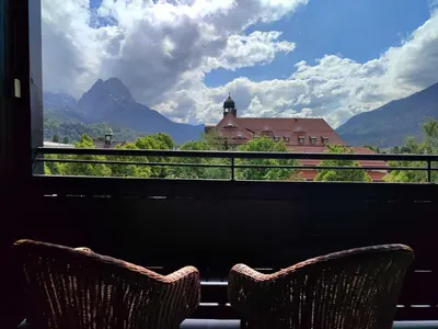 Ein allgemeiner Bergblick oder ein Berglick von des Ferienhauses aus