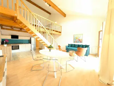 Ein Sitzbereich in der Unterkunft Galeriewohnung bei Wasserburg am Inn
