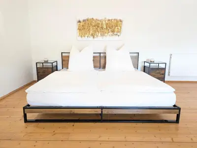 Ein Bett oder Betten in einem Zimmer der Unterkunft Galeriewohnung bei Wasserburg am Inn