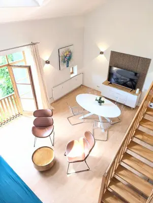 Ein Sitzbereich in der Unterkunft Galeriewohnung bei Wasserburg am Inn