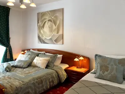 Ein Bett oder Betten in einem Zimmer der Unterkunft Golden GaPa Central Duplex Apartment 2