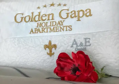 Ein Zertifikat, Auszeichnung, Logo oder anderes Dokument, das in der Unterkunft Golden GaPa Central Duplex Apartment 2 ausgestellt ist