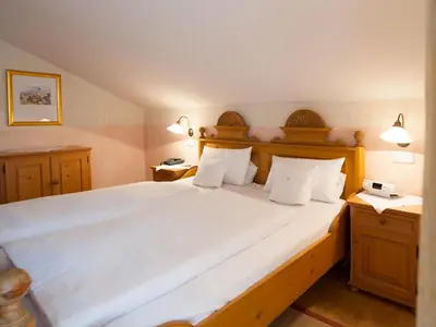Ein Bett oder Betten in einem Zimmer der Unterkunft Landhaus Benediktenhof