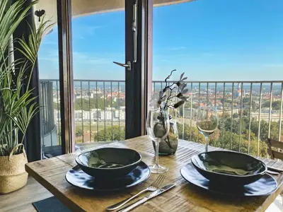 Ein Balkon oder eine Terrasse in der Unterkunft Studio an der Kongresshalle mit Blick über die Stadt