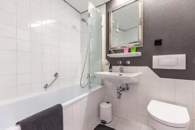 Ein Badezimmer in der Unterkunft Studio an der Kongresshalle mit Blick über die Stadt