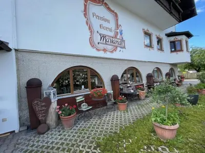 Ein Garten an der Unterkunft Pension Mariandl Appartement 1