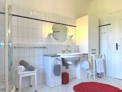 Ein Badezimmer in der Unterkunft Ferienwohnung Villa Victoria mit grandiosem Seeblick und Gartennutzung in Jugendstil Villa