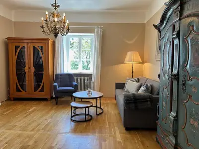Ein Sitzbereich in der Unterkunft Ferienwohnung Villa Victoria mit grandiosem Seeblick und Gartennutzung in Jugendstil Villa